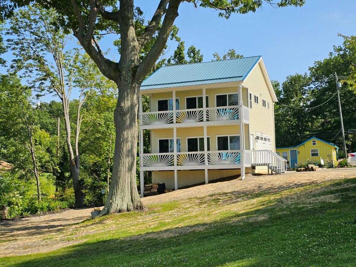 Tree-top Lake-front Ferienhaus